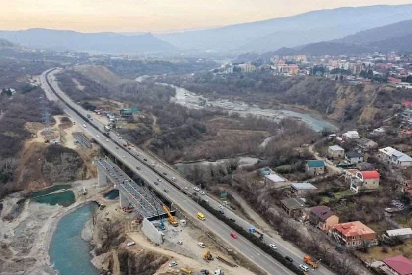 არაგვის ხიდზე სატვირთო ავტომობილების მოძრაობა ერთი მიმართულებით დროებით ალტერნატიულ მარშრუტზე გადაერთვება