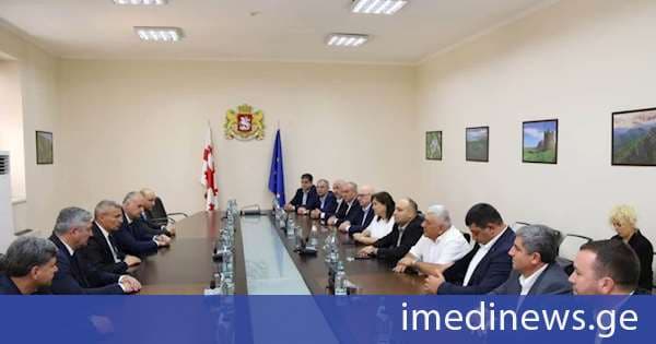 რეგიონული განვითარების მინისტრმა სამცხე-ჯავახეთის მუნიციპალიტეტების მერებსა და საკრებულოების თავმჯდომარეებს მხარის ახალი სახელმწიფო რწმუნებული, სოსო ალიბეგაშვილი, წარუდგინა