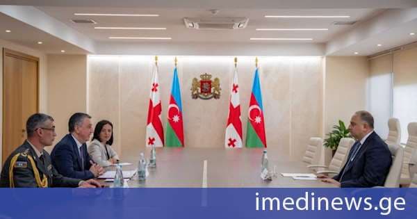 თავდაცვის მინისტრი აზერბაიჯანელ დიპლომატებს შეხვდა