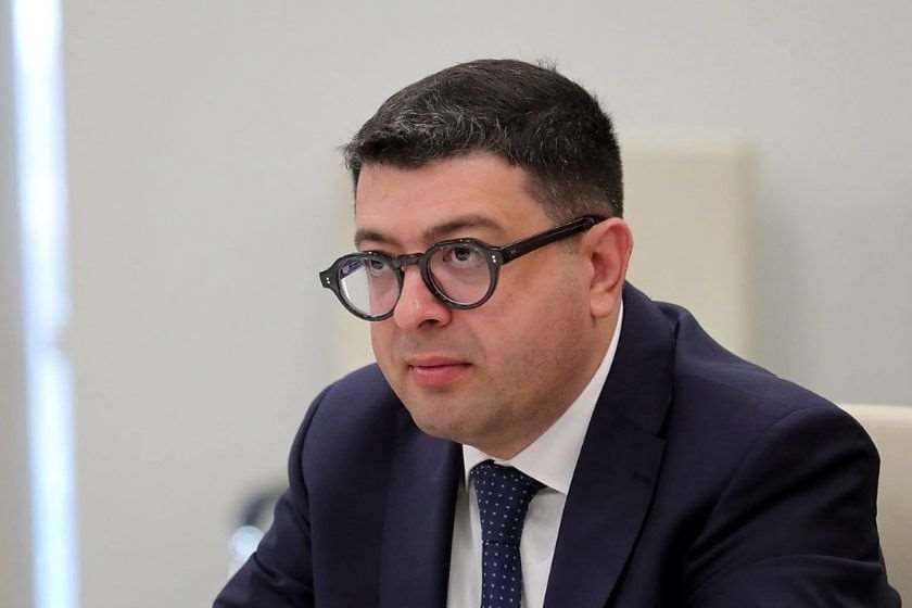 დიმიტრი სამხარაძე: მგონი ღარიბაშვილს თვითონაც არ აქვს წაკითხული ის წერილი, რომლის გაგზავნასაც მამუკა მდინარაძეს აბრალებს - ამ წერილიდან გამოდის, რომ მდინარაძეზე გულმხურვალე მხარდამჭერი ღარიბაშვილს არ ჰყოლია, მდინარაძეს ადვოკატობა დაუწყია და მისი პირველივე საზრუნავი და დასაცავი პირი ღარიბაშვილი ყოფილა - რას ერჩის მაშინ, რატომ ჩაუშვა?