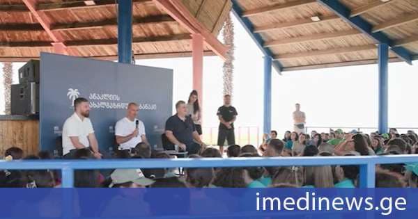 ანაკლიის ახალგაზრდული ბანაკის მეშვიდე ნაკადის მონაწილეებს პარლამენტის წევრები, ასევე მუსიკოსი და ტელეწამყვანი გია ბაღაშვილი შეხვდნენ