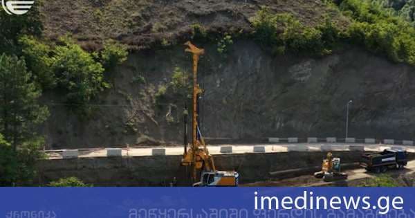 ახალდაბისკენ გზაზე მეწყერსაშიში ფერდის გამაგრების მასშტაბური ინფრასტრუქტურული სამუშაოები ტარდება. „ქრონიკის“ სიუჟეტი