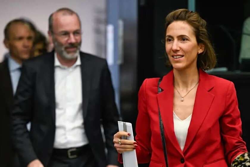 Euronews: „ევროპის სახალხო პარტიამ“ და ლიბერალურმა ჯგუფმა Renew Europe-მა ევროკომისიას მოუწოდეს, განიხილოს რუმინეთისთვის განკუთვნილი 770 მილიონი ევროს ოდენობის ევროკავშირის სახსრების გაყინვა