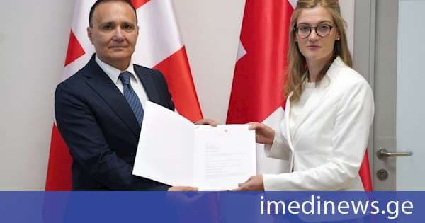 საქართველოში შვეიცარიის კონფედერაციის ელჩმა, ფაბიენ ვასერმანმა საგარეო საქმეთა სამინისტროს დიპლომატიური პროტოკოლის დირექტორატის დირექტორს, ზურაბ დარჩიაშვილს რწმუნებათა სიგელების ასლები გადასცა