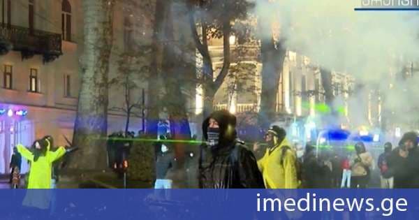 დაძაბულობის შენარჩუნება, როგორც ოპოზიციის ინტერესი, მმართველი გუნდი ოპონენტებს კონკრეტული სცენარით მოქმედებაში ამხელს. „ქრონიკის“ სიუჟეტი