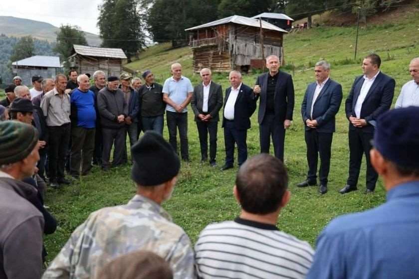 აჭარის მთავრობის თავმჯდომარე ზურაბ პატარაძე ხულოს მუნიციპალიტეტში, ლოდიძირის მთაზე ადგილობრივ მოსახლეობასა და მემთეურებს შეხვდა