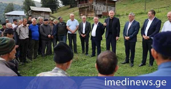 აჭარის მთავრობის თავმჯდომარე ზურაბ პატარაძე ხულოს მუნიციპალიტეტში, ლოდიძირის მთაზე ადგილობრივ მოსახლეობასა და მემთეურებს შეხვდა
