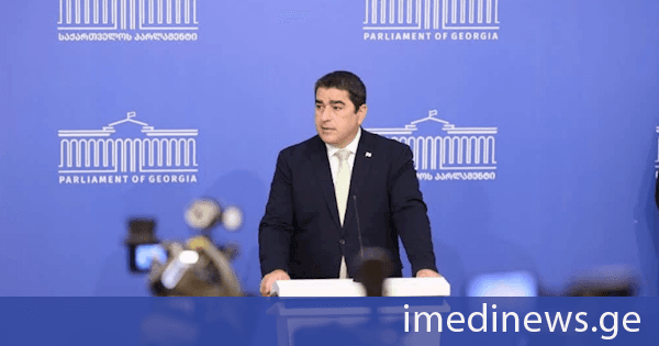 შალვა პაპუაშვილი: ჩვენთვის და პირადად ჩემთვის ძალიან სამწუხაროა, რომ მამუკა მდინარაძემ პოლიტიკიდან წასვლის გადაწყვეტილება მიიღო, მაგრამ სრულად პატივს ვცემ ამას. ადამიანებს აქვთ უფლება, საკუთარი პოლიტიკური თუ სხვა სახის გზა თავად განსაზღვრონ