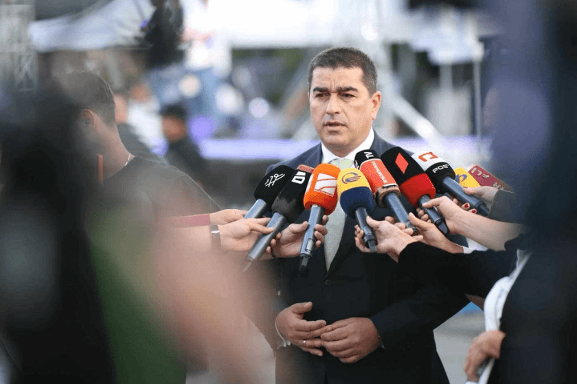 შალვა პაპუაშვილი: რაც შეეხება სახელმწიფო მინისტრის თანამდებობის შემოღებას, ეს რა თქმა უნდა მამუკა მდინარაძის პოლიტიკური წონიდან და გამოცდილებიდან გამომდინარე იყო მოაზრებული. გამომდინარე იქიდან, რომ სამწუხაროდ, მან მიიღო პოლიტიკიდან წასვლის გადაწყვეტილება, ეს საკითხი დღის წესრიგიდან მოიხსნა
