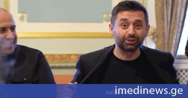 უკრაინის მმართველი ფრაქციის, „ხალხის მსახურის“ ლიდერი დავით არახამია კიევში ამერიკულ დელეგაციასთან შეხვედრაზე მივიდა მაისურით, რომელზეც ეწერა „კიევის რეჟიმი“