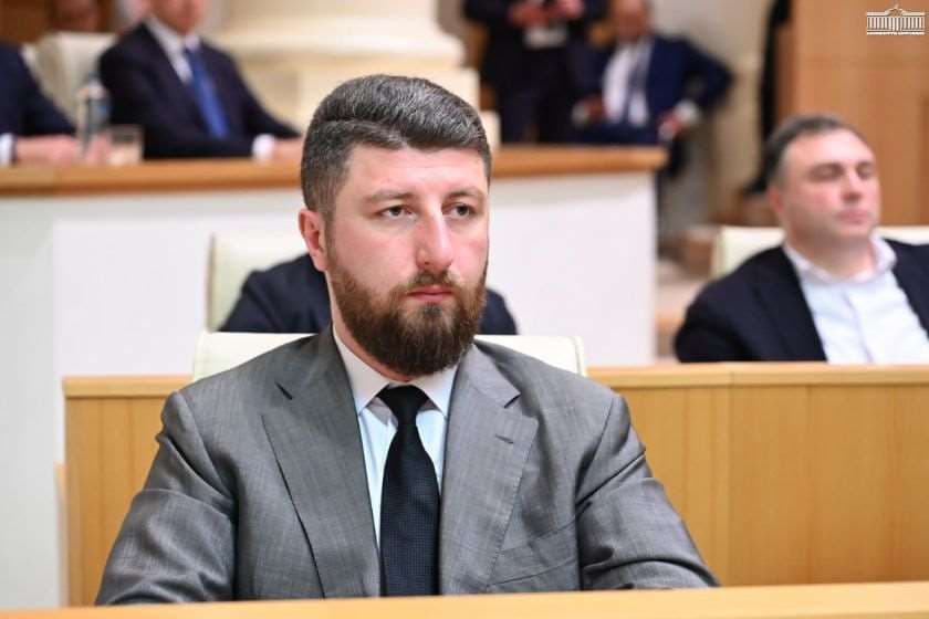 არჩილ გორდულაძე დიტო ჩუბინიძისა და ლაზარე ჯორბენაძის საუბრის ჩანაწერზე: შინაარსში შესვლასაც კი ალბათ აზრი არ აქვს, რადგან ყველა ძალიან კარგად ხვდება და კარგად მოისმინა თუ როგორი ალოგიკური, ერთმანეთთან დაუკავშირებელი და აზრს მოკლებული იყო ის ე.წ ინტერვიუ, რაც გავრცელდა