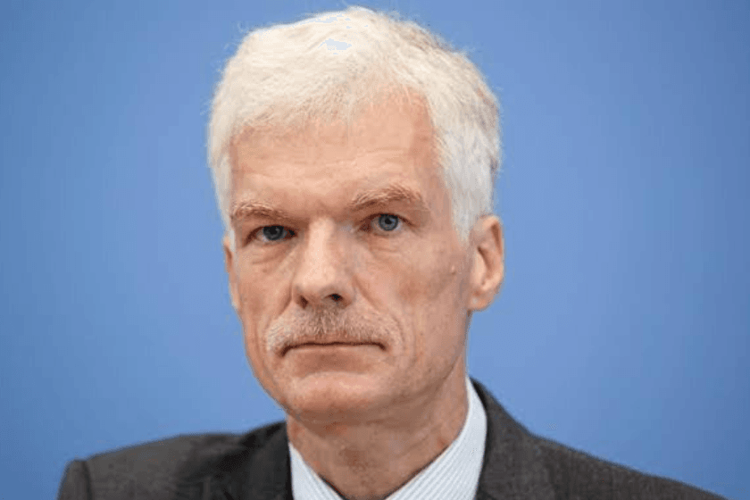 OECD-ის განათლების სფეროს დირექტორი: იმ დროს, როდესაც განათლების ბევრი სისტემა სირთულეებს ებრძვის, საქართველო წინ მიიწევს და იმ ძალიან ცოტა ქვეყანას შორისაა, რომლებმაც მოსწავლეთა შედეგები გააუმჯობესეს სამივე მიმართულებით - საბუნებისმეტყველო მეცნიერებებში, კითხვასა და მათემატიკაში