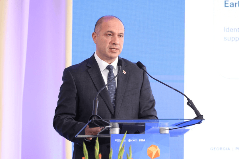 გივი მიქანაძემ ბრატისლავაში PISA 2025-ის კვლევის შედეგების საერთაშორისო რეგიონულ პრეზენტაციაზე საქართველოს პროგრესსა და მიღწეულ შედეგებზე ილაპარაკა
