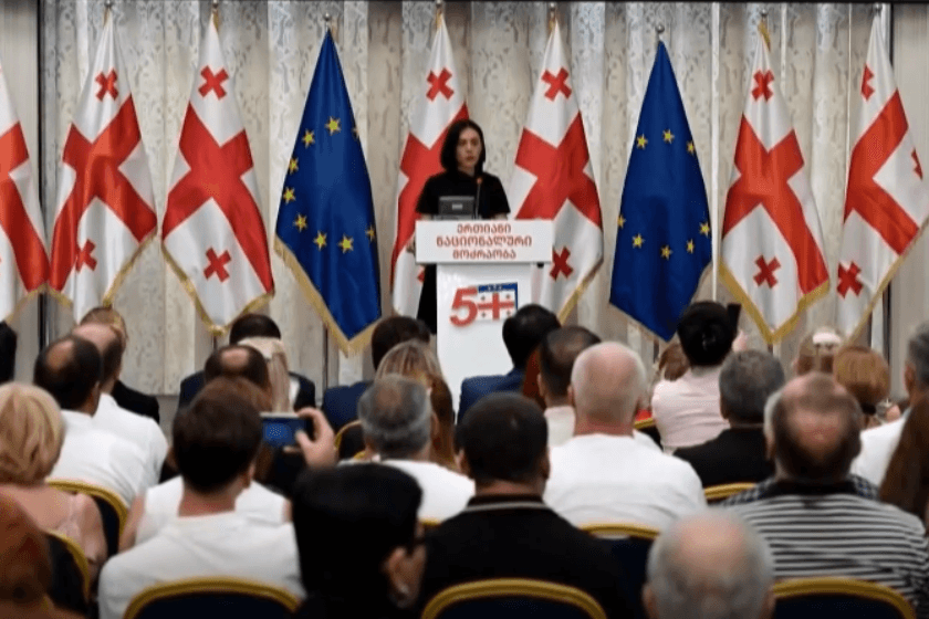 დაპირისპირების მორიგი სერია ოპოზიციურ ფლანგზე - ურთიერთბრალდებები ყოფილ მოკავშირეებს შორის ღიად ისმის. „ქრონიკის“ სიუჟეტი