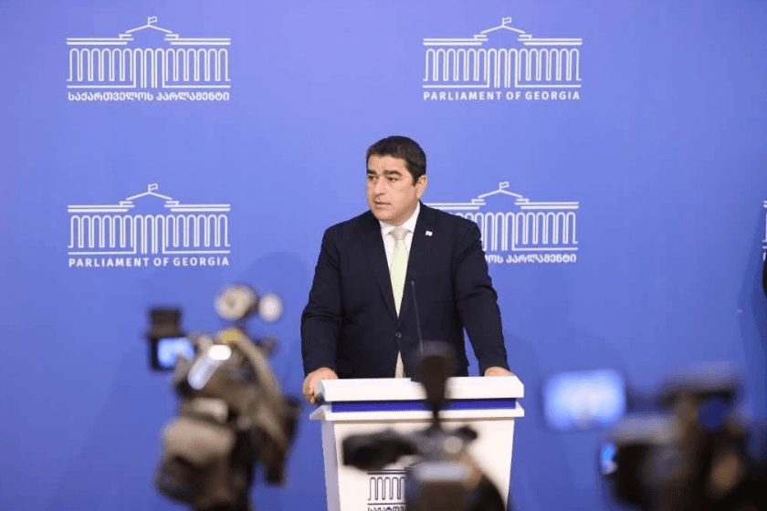 შალვა პაპუაშვილი ირაკლი ღარიბაშვილზე: ყველაფერი ფასდება საქმეებით. როდესაც საქმეები ხელს უწყობს, ახალისებს, ან ემთხვევა იმ საქმეებს, რომელიც ჩვენი ქვეყნის არაკეთილისმსურველების წისქვილზე ასხამს წყალს, მაშინ რა თქმა უნდა ეს საქმეები კითხვებს ბადებს