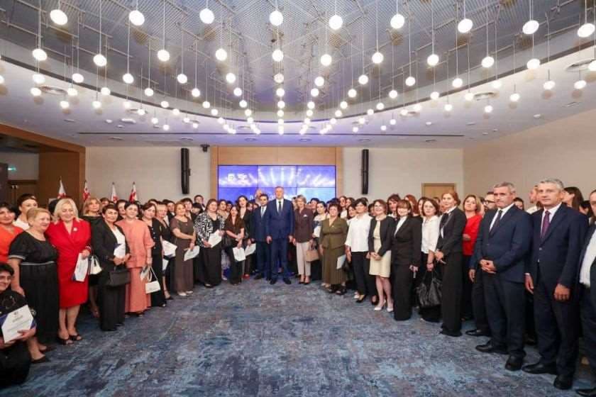 აჭარის მთავრობის თავმჯდომარე ზურაბ პატარაძე, ახალი სასწავლო წლის დაწყებამდე, აჭარის განათლების სამინისტროს სხვადასხვა პროექტსა და კონკურსში გამარჯვებულ მასწავლებლებს შეხვდა