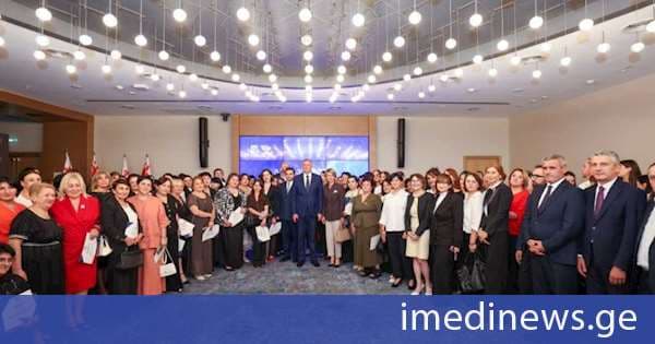 აჭარის მთავრობის თავმჯდომარე ზურაბ პატარაძე, ახალი სასწავლო წლის დაწყებამდე, აჭარის განათლების სამინისტროს სხვადასხვა პროექტსა და კონკურსში გამარჯვებულ მასწავლებლებს შეხვდა