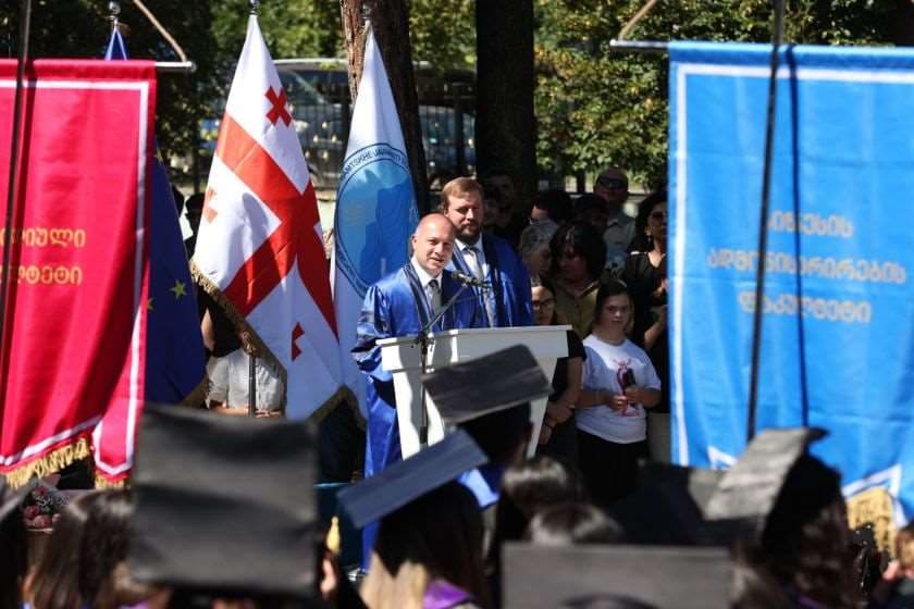 გივი მიქანაძემ სამცხე-ჯავახეთის სახელმწიფო უნივერსიტეტის კურსდამთავრებულებს სწავლის დასრულება მიულოცა