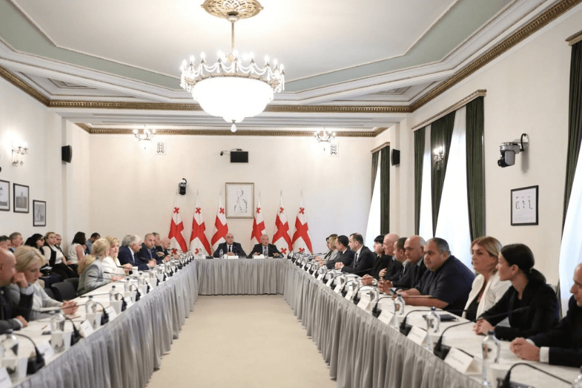 პარლამენტში აფხაზეთის ავტონომიური რესპუბლიკის მთავრობის თავმჯდომარეს მოუსმინეს