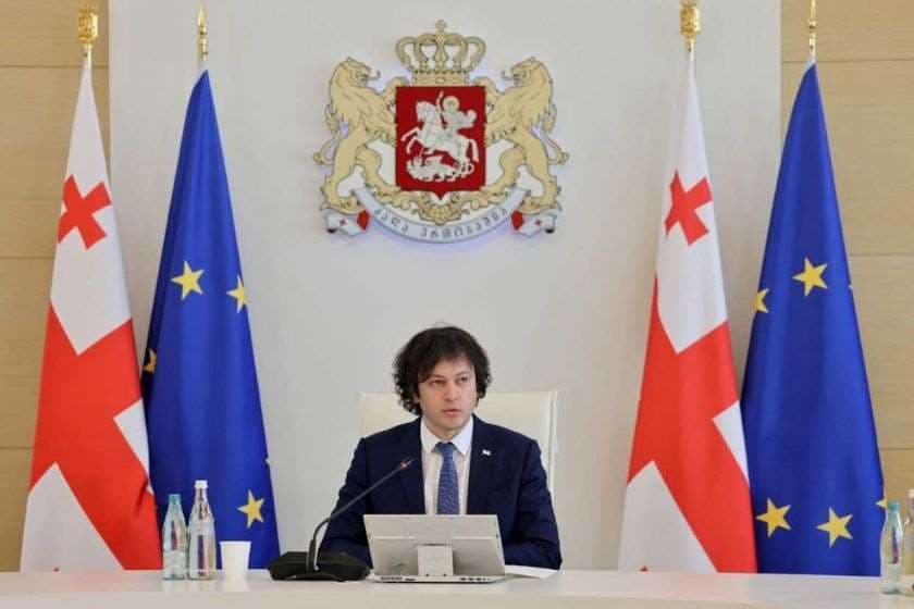 პრემიერი: ყველა მოსწავლეს და სტუდენტს, პედაგოგებს, პროფესორ-მასწავლებლებს და მშობლებს, გულითადად გილოცავთ ახალი სასწავლო წლის დაწყებას! განსაკუთრებით გილოცავთ პირველკლასელებსა და პირველკურსელებს, ვისთვისაც დღეს ცოდნის შეძენის, პიროვნული ზრდისა და ახალი შესაძლებლობების უმნიშვნელოვანესი ეტაპი იწყება. სწორედ თქვენი ცოდნა, განათლება და შრომისმოყვარეობა განსაზღვრავს ჩვენი სახელმწიფოს სიძლიერეს და საიმედო მომავალს