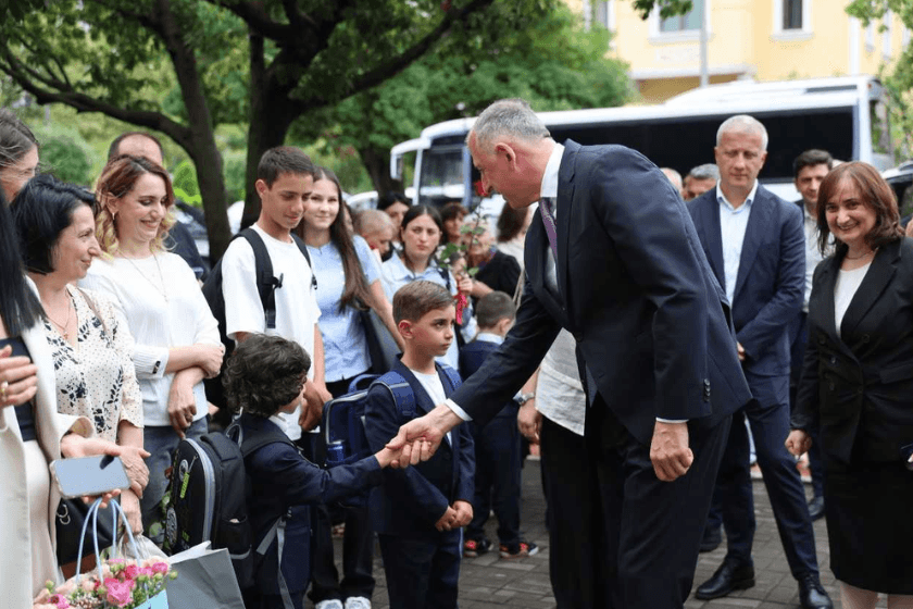 აჭარის მთავრობის თავმჯდომარემ ზურაბ პატარაძემ ახალი სასწავლო წლის დაწყება საზოგადოებას, ბათუმისა და ქობულეთის საჯარო სკოლებიდან მიულოცა