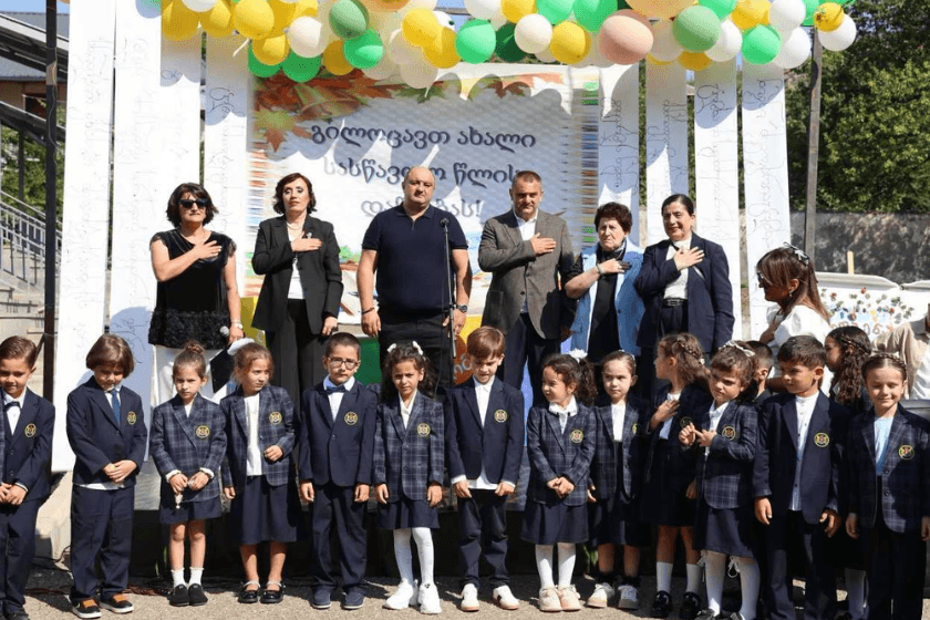 ბოლნისის მუნიციპალიტეტის მერი ზამურ ჭითანავა, საკრებულოს თავმჯდომარე გიორგი სვანიძესთან ერთად, ქალაქ ბოლნისის N1 და N5 საჯარო სკოლებს და სოფელ ჭაპალის საჯარო სკოლას ესტუმრა და მოსწავლეებს სასწავლო წლის დაწყება მიულოცა