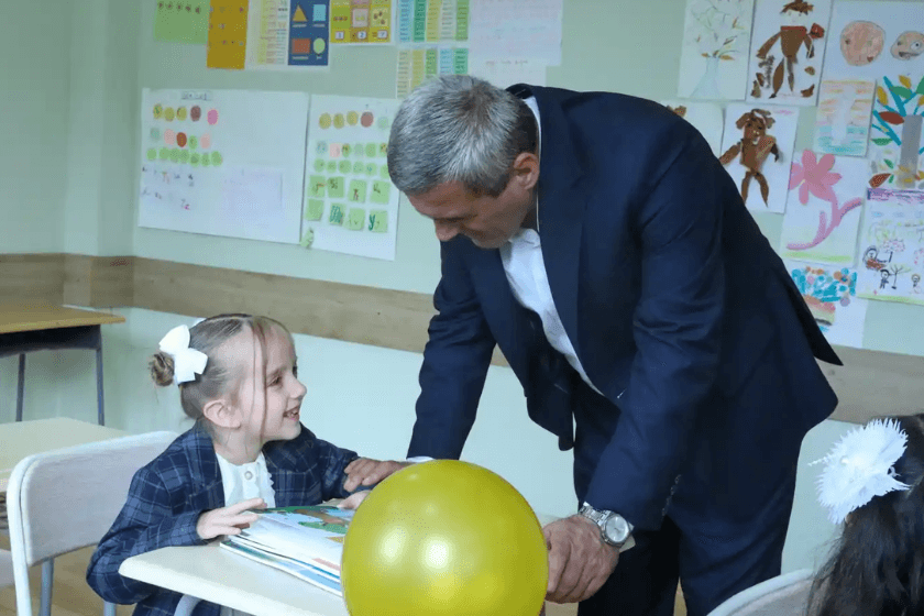 ხულოს მუნიციპალიტეტის მერი ვახტანგ ბერიძე დაბა ხულოსა და ბეღლეთის საჯარო სკოლებში იმყოფებოდა