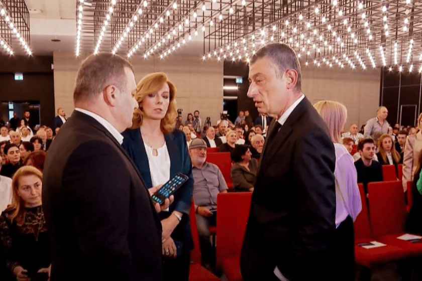 მმართველი გუნდი ხუთი პარტიის საქმიანობის არაკონსტიტუციურად ცნობას და აკრძალვას ითხოვს. ახალი სარჩელი, რომელსაც გახარიას პარტიაც დაემატა, საკონსტიტუციო სასამართლოში ამ კვირაში შევა. „ქრონიკის“ სიუჟეტი