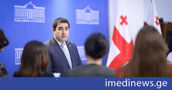 შალვა პაპუაშვილი: რაც შეეხება კენჭისყრის დროს შეცდომით მხარდაჭერას, ეს საპარლამენტო ცხოვრების თანმდევი მოვლენაა, ასეთი რამ ხდება, როდესაც მიდის კენჭისყრა - მეორე დღეს ავირჩიეთ სახელმწიფო უსაფრთხოების სამსახურის ხელმძღვანელი თამაზ ბორაშვილი და მათ წითელ ღილაკს არ დააჭირეს ანუ ჩვენ დავასკვნათ ახლა, რომ გახარიას პარტიამ მხარი დაუჭირა ამ კანდიდატურას?
