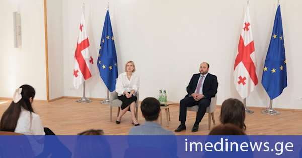 განათლების მინისტრის მოადგილემ ბაია კვიციანმა ხატვის კონკურსის „ეროვნული საგანძური“ გამარჯვებულ მოსწავლეებს საჩუქრები გადასცა