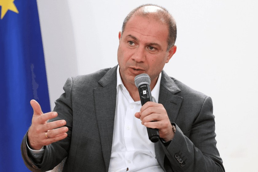 გივი მიქანაძე: სკოლებთან დაკავშირებით ვრცელდება ცრუ ინფორმაცია, რომ თითქოს რომელიმე სკოლის ადგილას რაიმე სხვა შენობის აშენება იგეგმება - ეს არის ტყუილი და ამას გეუბნებით სრული პასუხისმგებლობით, სადაც კი სკოლის დემონტაჟი განხორციელდება, თბილისსა თუ სხვა ქალაქებში, იმ ადგილზე კვლავ აშენდება სკოლა, რომელიც იქნება თანამედროვე სტანდარტების შესაბამისი
