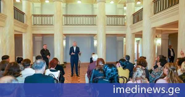 აჭარის მთავრობის თავმჯდომარე ზურაბ პატარაძე ბათუმის ილია ჭავჭავაძის სახელობის პროფესიული სახელმწიფო დრამატული თეატრის დასს შეხვდა