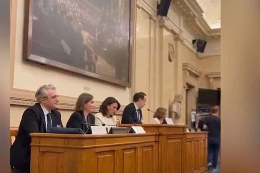 ვის და რას ეხვეწება ეკა გიგაური - ანტისახელმწიფოებრივ განცხადებად შეფასებული საერთაშორისო გამჭვირვალობის თავმჯდომარის მოხსენება. „ქრონიკის“ სიუჟეტი