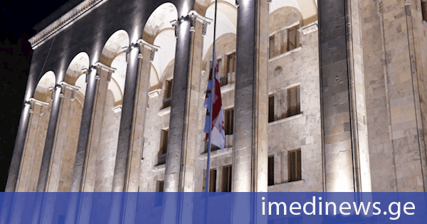სოხუმის დაცემის დღესთან დაკავშირებით, საქართველოს პარლამენტის სასახლეზე სახელმწიფო დროშა დაეშვა