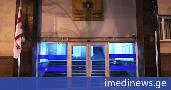 სოხუმის დაცემის დღესთან დაკავშირებით აფხაზეთის ავტონომიური რესპუბლიკის მთავრობის შენობაზე სახელმწიფო დროშა დაეშვა