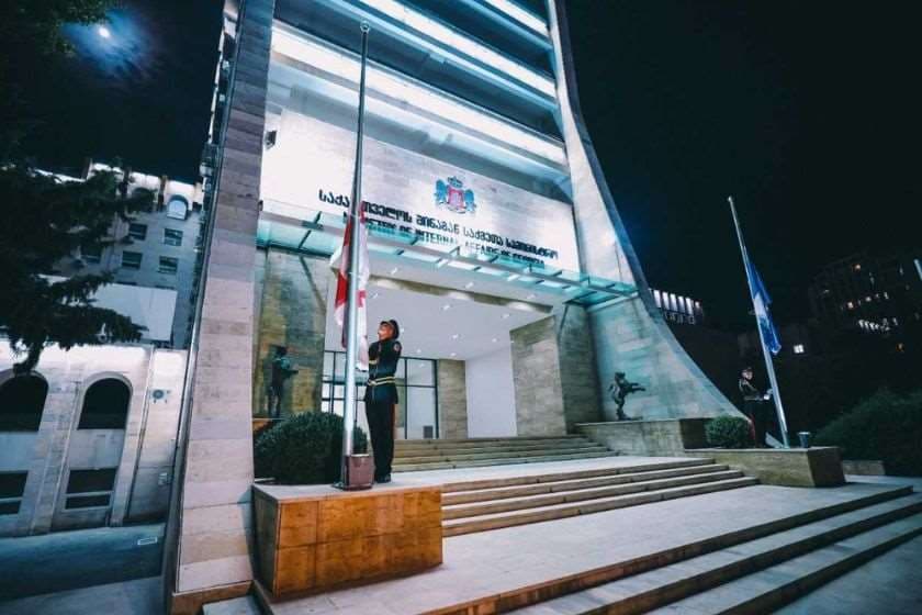 სოხუმის დაცემის 33 წლისთავთან დაკავშირებით და აფხაზეთის ომში დაღუპულთა ხსოვნის პატივის მიგების მიზნით, შინაგან საქმეთა სამინისტროს ყველა ადმინისტრაციულ შენობაზე, სახელმწიფო დროშები დაშვებულია