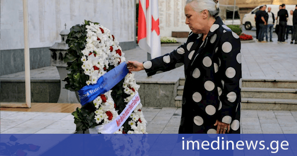 აშშ საელჩო: დღეს სოხუმის ტრაგიკული დაცემიდან 33 წელი გავიდა. ჩვენს ქართველ პარტნიორებთან ერთად ვიხსენებთ მათ თავგანწირვასა და სიმამაცეს, ვინც საქართველოს დასაცავად სიცოცხლე გაიღეს და მათ, ვინც ომის შედეგად იძულებული გახდნენ, საკუთარი სახლ-კარი დაეტოვებინათ