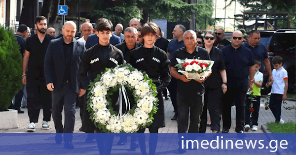 გორში ხელისუფლების წარმომადგენლებმა საქართველოს ტერიტორიული მთლიანობისთვის დაღუპულ გმირთა მემორიალი გვირგვინებით შეამკეს