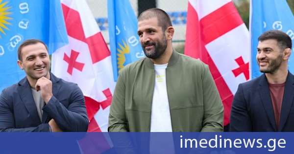 „ქართული ოცნების“ ახალგაზრდული ორგანიზაციის თავმჯდომარე ვარლამ ლიპარტელიანი, გენო პეტრიაშვილი და დმანისის საკრებულოს მაჟორიტარობის კანდიდატი ირაკლი სარსევანიძე სარკინეთის ადმინისტრაციული ერთეულის მოსახლეობას შეხვდნენ