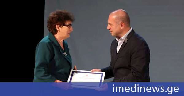 გივი მიქანაძემ ჩოხატაურისა და ოზურგეთის მუნიციპალიტეტების სკოლების ღვაწლმოსილი პედაგოგები დააჯილდოვა