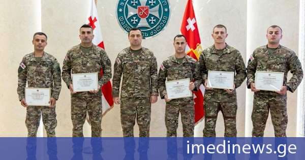თავდაცვის ძალების მეთაურმა საუკეთესო სამხედრო მოსამსახურეები სერტიფიკატებითა და სამკერდე ნიშნებით დააჯილდოვა