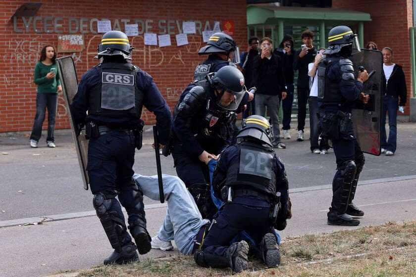Amnesty International France საფრანგეთში მიმდინარე აქციებზე: დაუყოვნებლივ უნდა შეჩერდეს რეზინის ტყვიების გამოყენება, ვინაიდან აქციის მონაწილეთა უმრავლესობა არასრულწლოვანია - ძალოვნებმა რეპრესიული მიდგომის ნაცვლად, აქცენტი დეესკალაციასა და დიალოგზე უნდა გააკეთონ