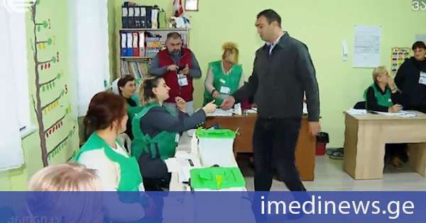 ვანის სოფელ ფერეთაში, მე-17 უბანზე საკრებულოს შუალედურ არჩევნებზე მოქალაქეები ხმას ელექტრონული წესით აძლევენ