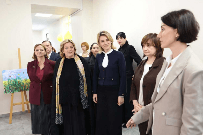 საქართველოს პირველმა ლედიმ, თამარ ბაგრატიონმა, ბათუმის №26 საჯარო სკოლასთან არსებული ინკლუზიური განათლების ცენტრი მოინახულა