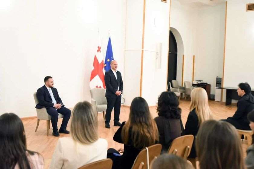 გივი მიქანაძემ შეხვედრა გამართა ახალგაზრდებთან, რომლებიც სამინისტროს სისტემაში ანაზღაურებად სტაჟირებას გაივლიან
