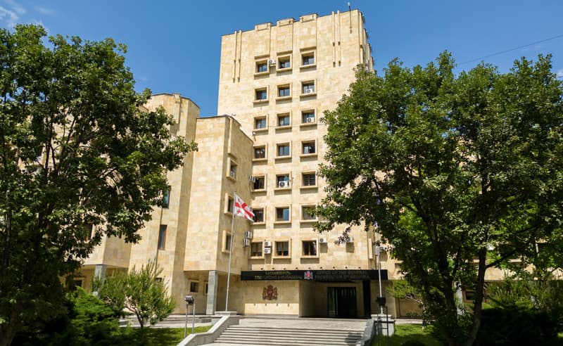ბრალი წარედგინა პირს, რომელიც სხვადასხვა პირის სახელზე დამტკიცებული სესხს თაღლითურად დაეუფლა