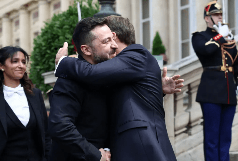 ზელენსკიმ მაკრონი თავისუფლების ორდენით დააჯილდოვა